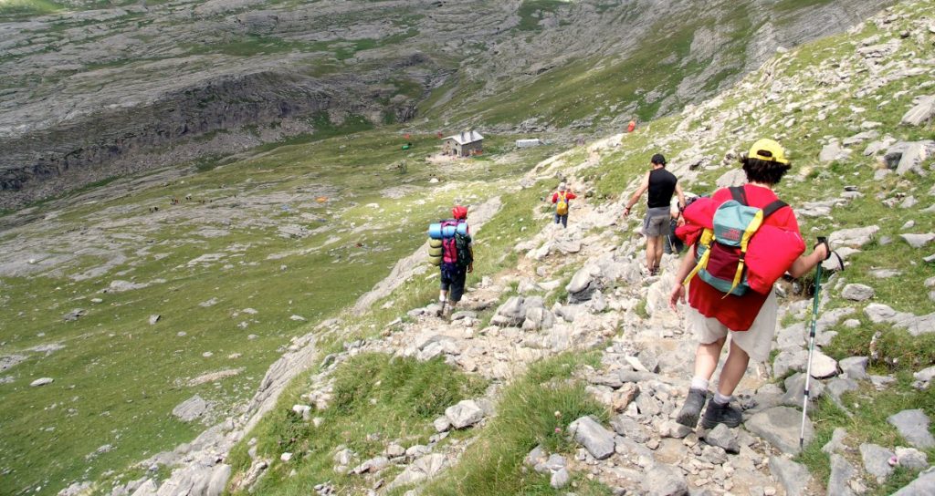 Randonner avec des bâtons en descente